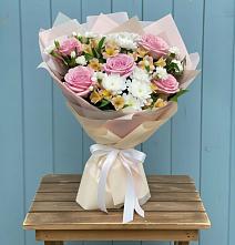 Букет цветов из:  Гвоздики, Орхидеи и Розы в Старотитаровской