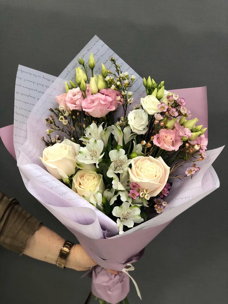 Букет цветов из: Альстромерии, Розы и Лизиантусы в Старотитаровской