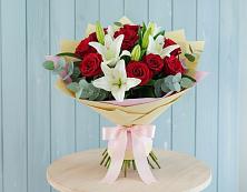 Букет цветов из:  Лилии и Розы в Старотитаровской