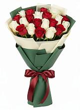 Букет Микс из красных и белых роз в Старотитаровской