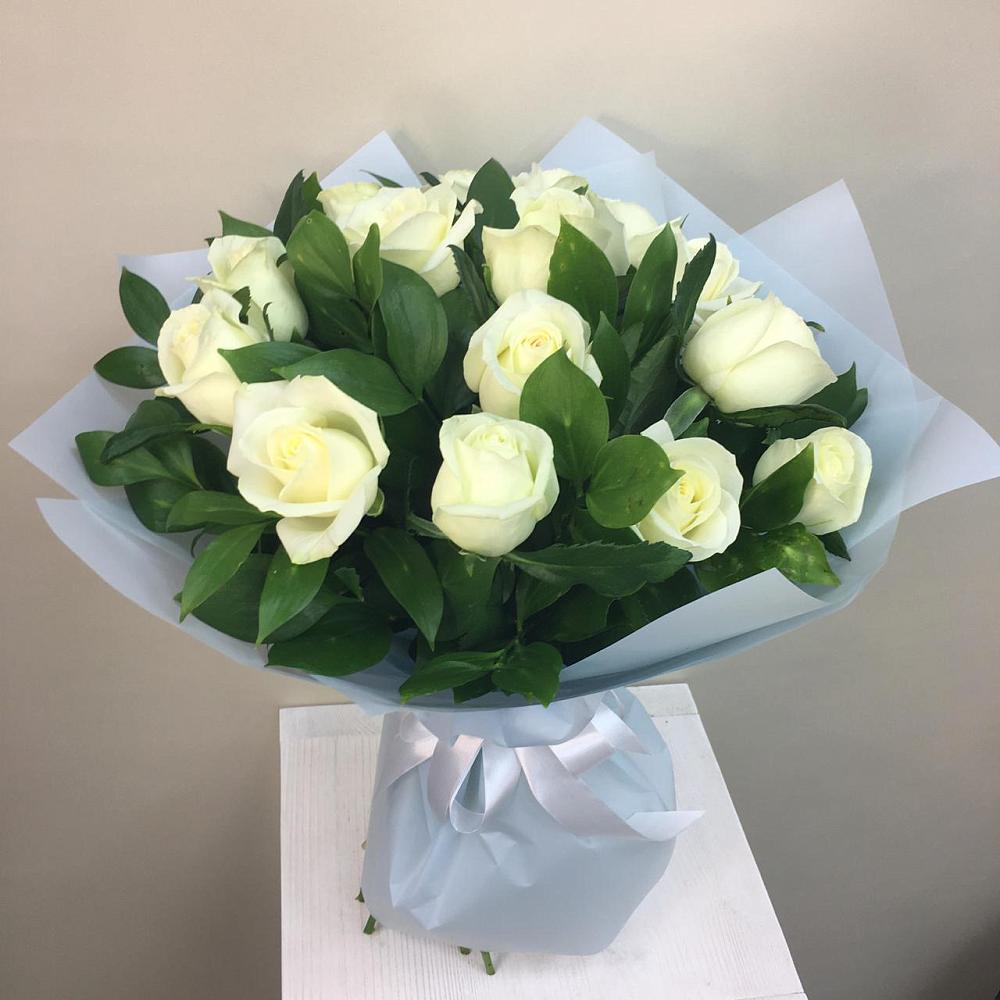 Букет 15 Белых роз Проуд в Старотитаровской