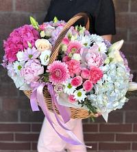Цветочная композиция из Розы, Хризантемы, Пионы и Лизиантусы в корзине в Старотитаровской