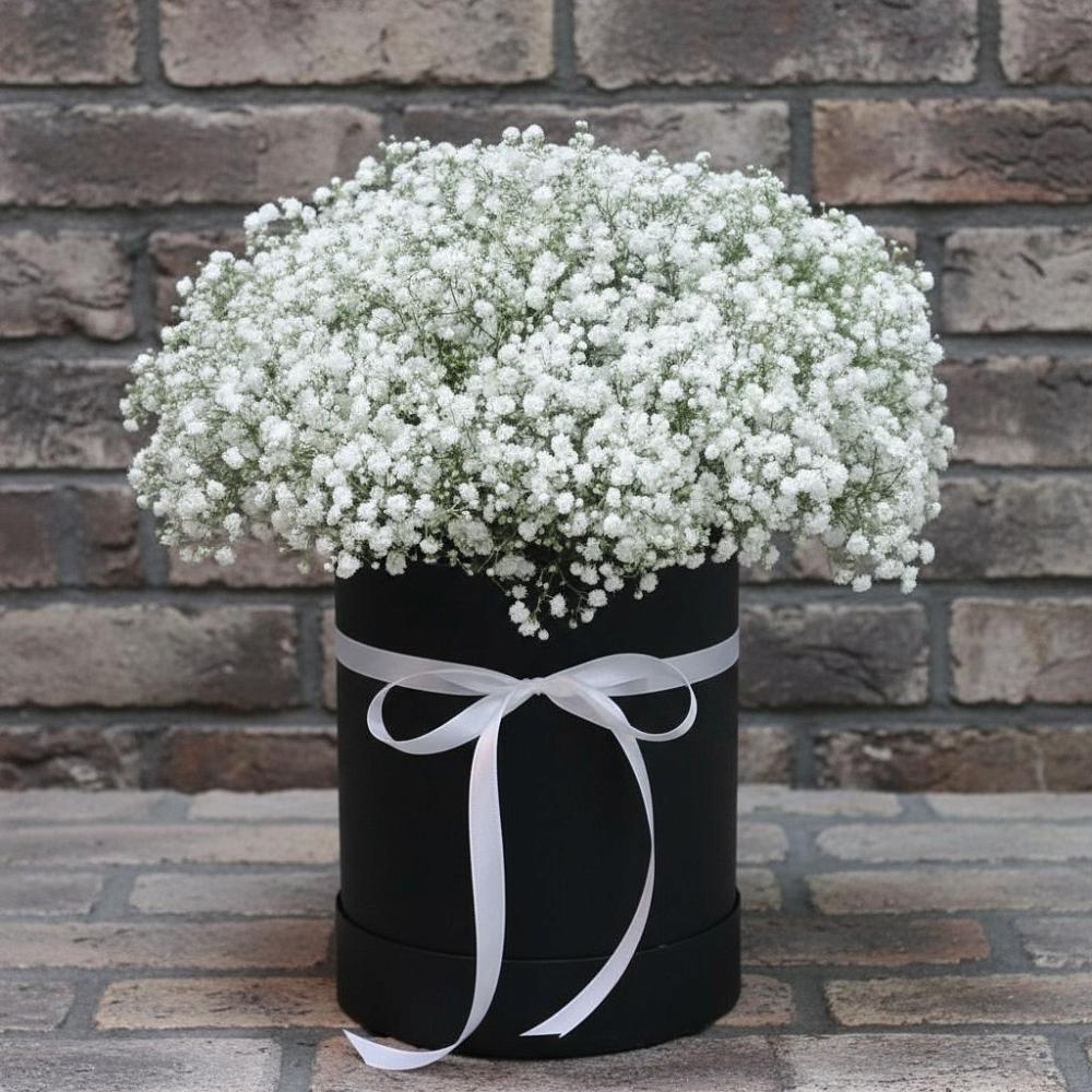 Цветочная композиция из Гипсофила в шляпной коробке в Старотитаровской