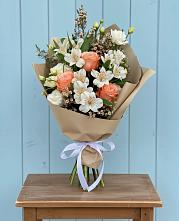 Букет цветов из:  Альстромерии, Лизиантусы, Розы и Хризантемы в Старотитаровской