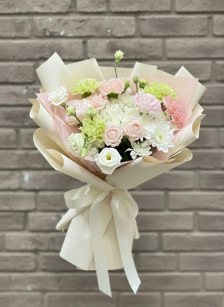 Букет цветов из: Гвоздики, Розы, Лизиантусы и Хризантемы в Старотитаровской