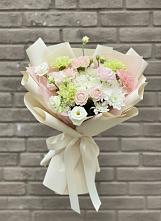 Букет цветов из:  Гвоздики, Розы, Лизиантусы и Хризантемы в Старотитаровской