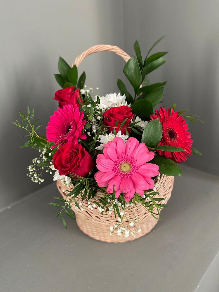 Цветочная композиция из Розы, Хризантемы и Герберы в корзине в Старотитаровской