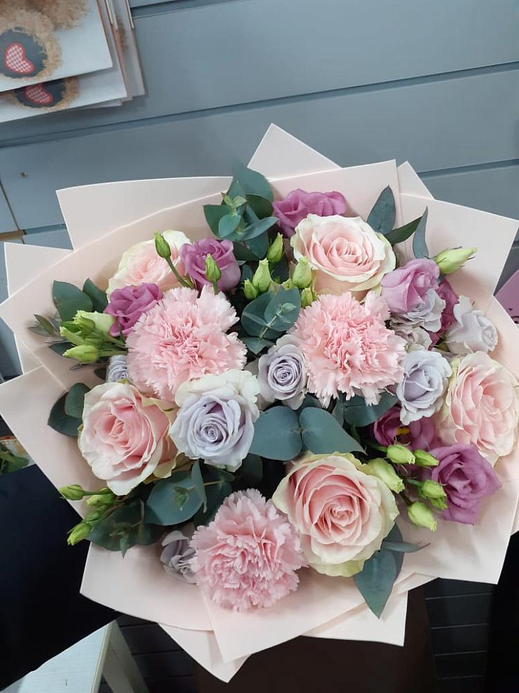 Букет цветов из: Розы, Гвоздики и Лизиантусы в Старотитаровской